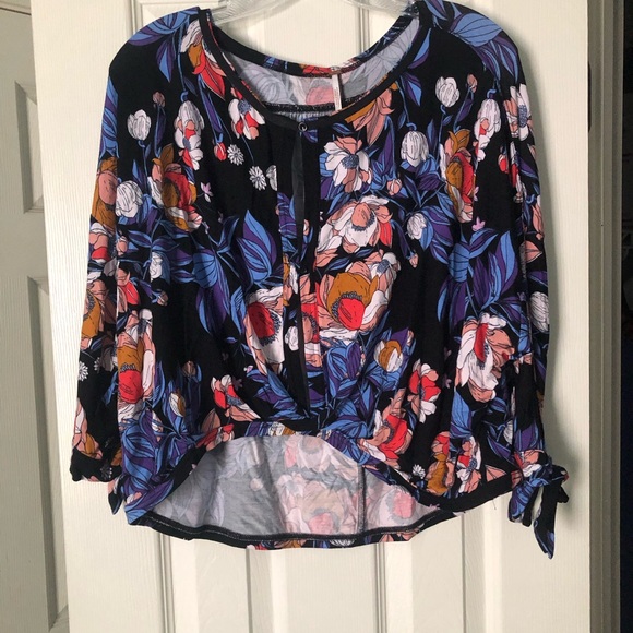 Free People Keepin’ On Floral Jersey Slouchy Top‎ XS Twisted Front Tie Sleeves - Picture 5 of 9